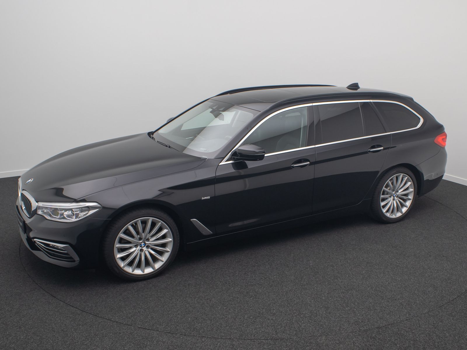 Fahrzeugabbildung BMW 520d Luxury Line Panorama HUD DAB DispKey 19Zoll
