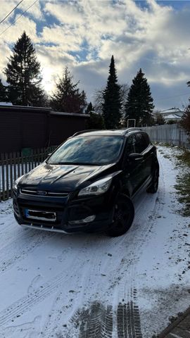 Ford Kuga mit neuen Winterreifen und Fahrr...