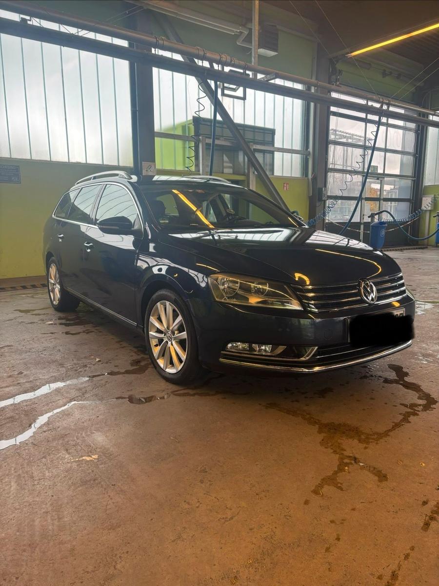 Volkswagen Passat 2012 — interior