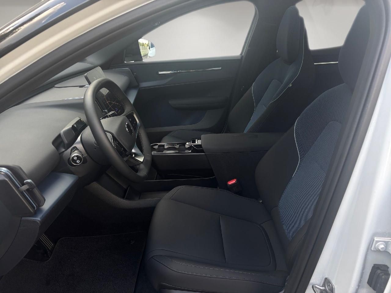 Fahrzeugabbildung Volvo EX30 Cross Country P8 Ultra Performance Pure