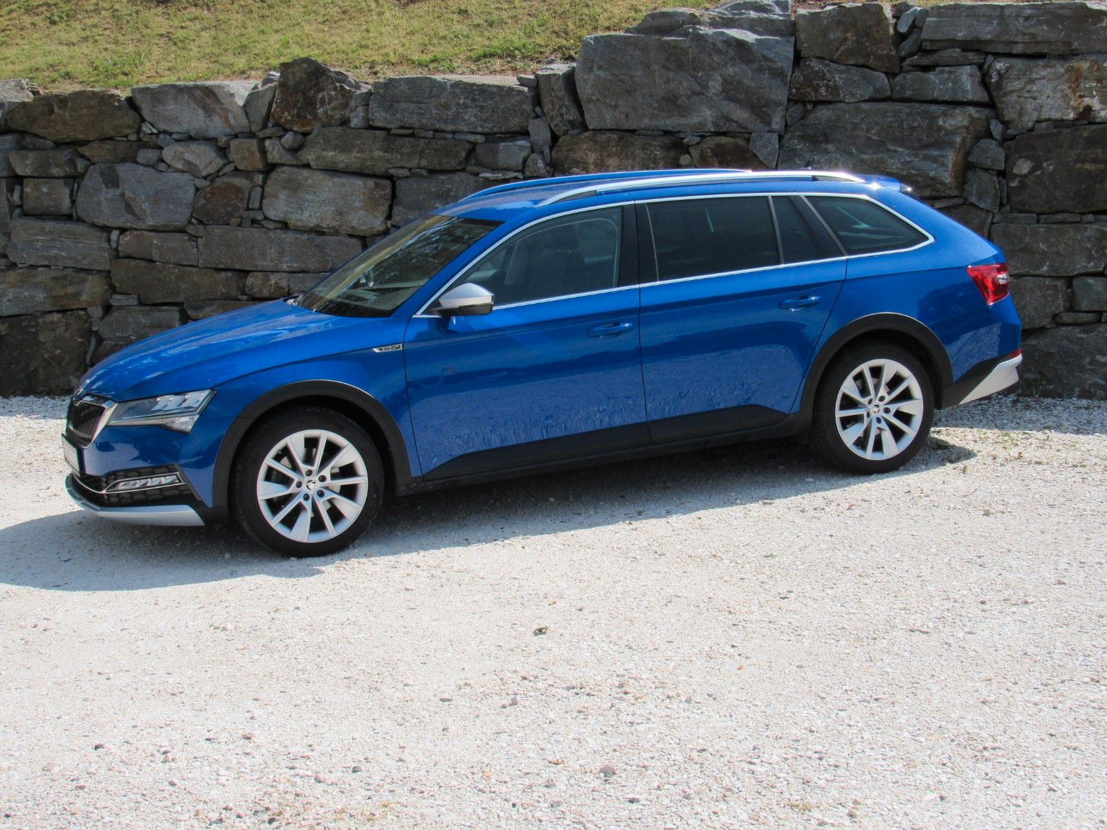 Skoda Superb Combi 2.0 TDI DSG Scout 4x4 NAVI ACC STHZ imagem 3
