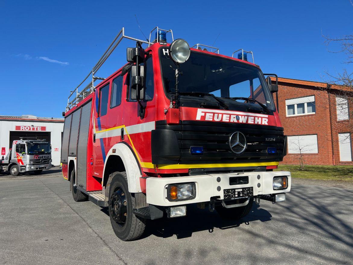 Mercedes-Benz 1224 AF Feuerwehr-einsatzbereit.