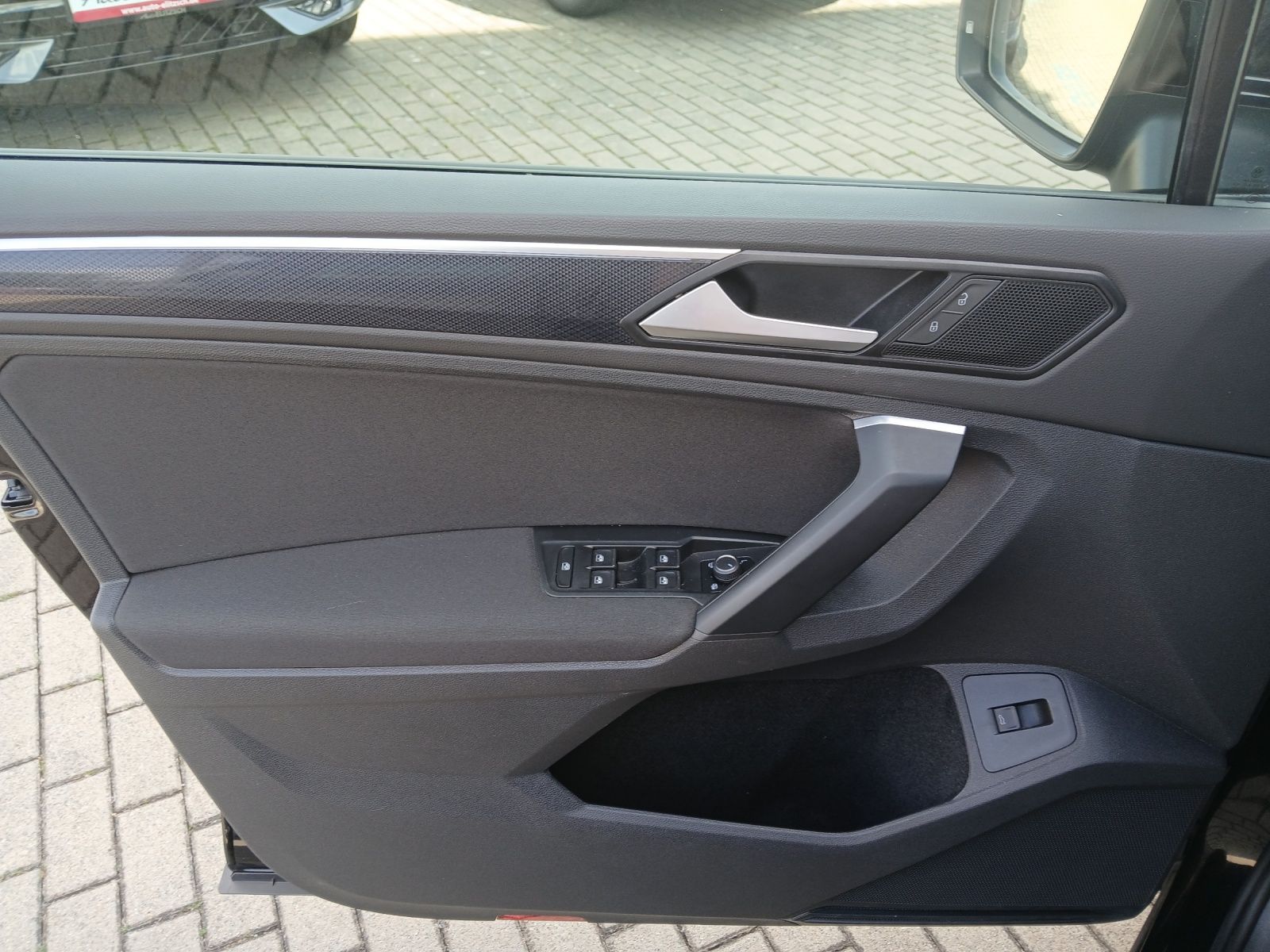 Fahrzeugabbildung Volkswagen Tiguan TDI United DSG Matrix Navi HUD AID ACC RF