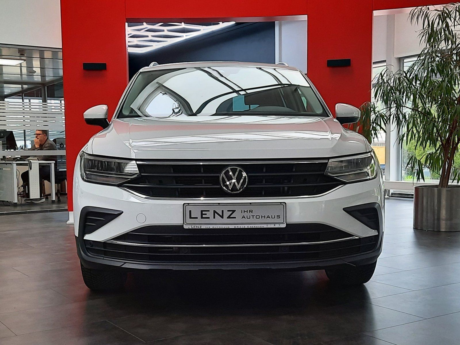 Fahrzeugabbildung Volkswagen Tiguan Active TSI *Navi*Cam*LED*PDC*Sitzhzg*ACC*
