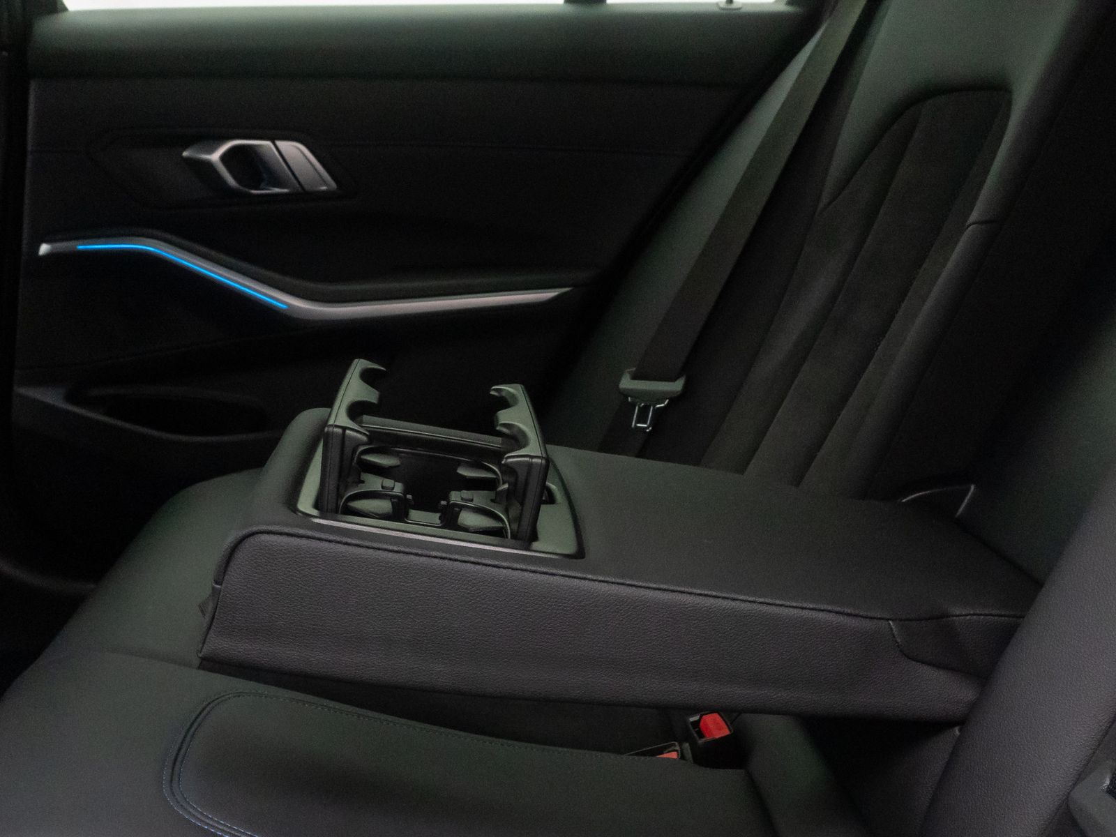 Fahrzeugabbildung BMW 330e M Sport HUD Kamera HiFi DAB Komfort Alarm