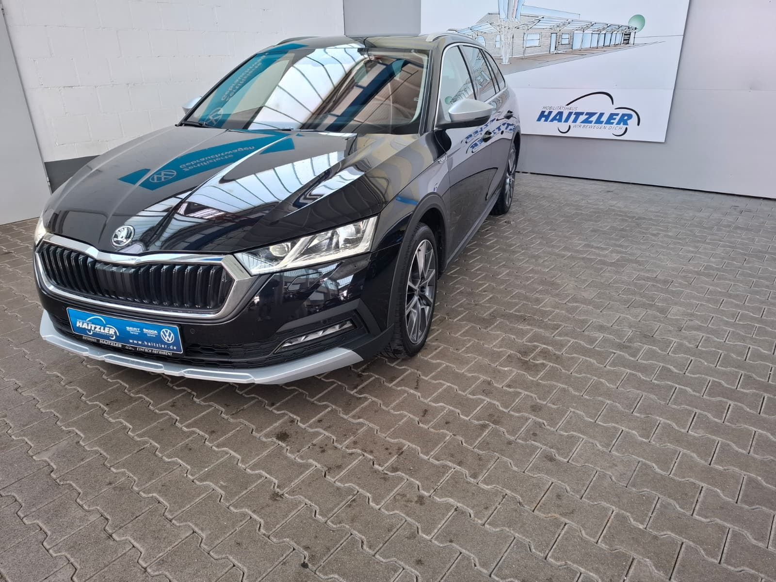 Fahrzeugabbildung SKODA Octavia Combi Scout 2,0 TDI DSG 4x4 +AHK +Kamera