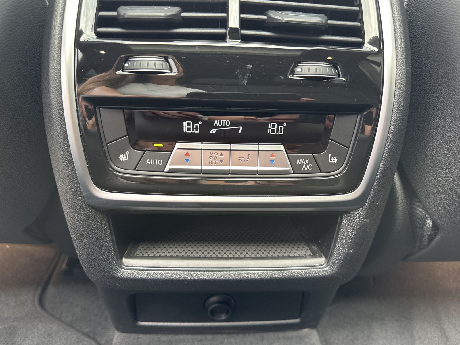 Fahrzeugabbildung BMW X5 xDrive40d M-Sport NAV+LASER+AHK+PANO+HEAD-UP