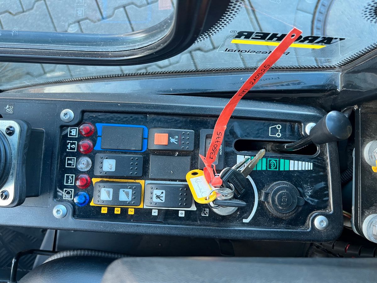 Fahrzeugabbildung Kaercher MIC C /  nur 197h! / Kehrmaschine / 2021