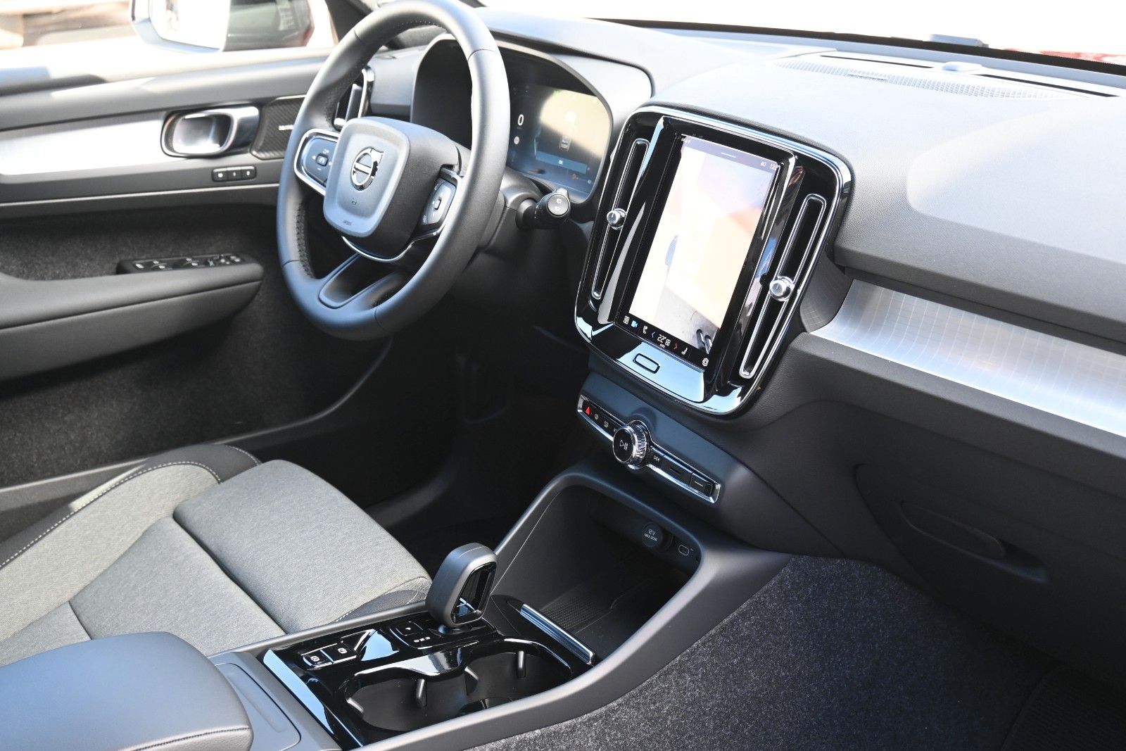 Fahrzeugabbildung Volvo XC40 B3 DKG Plus Dark*Pixel*FSHZG*360°*ACC*AHK