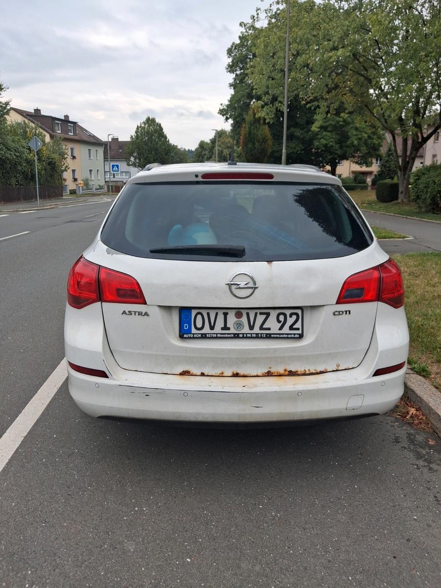 Opel Astra 2012 — interior
