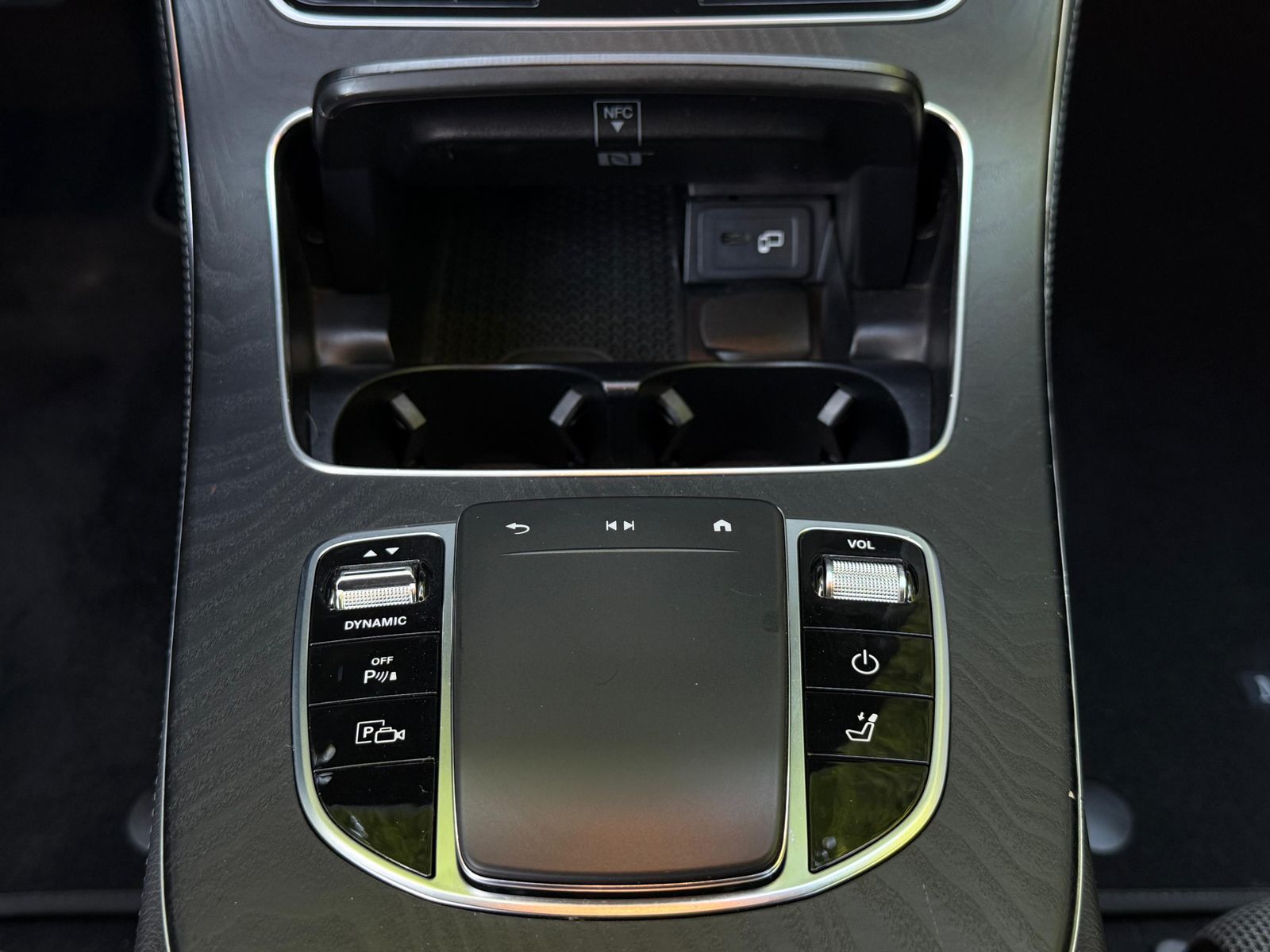 Fahrzeugabbildung Mercedes-Benz E 300 de T 9G NIGHT+LED+SHZ+KAM+AMBI+MBUX+PARK+
