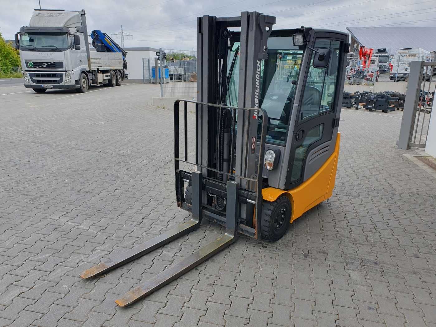 Fahrzeugabbildung Jungheinrich EFG 215 / Triplex: 4.25m! / SS /  4.297h!