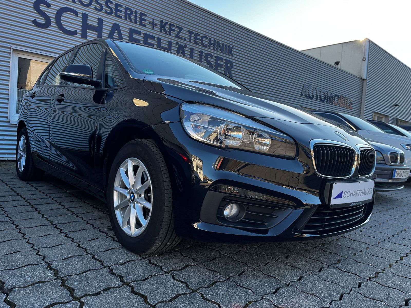 Fahrzeugabbildung BMW 218i Active Tourer PDC SHZ LM UVM