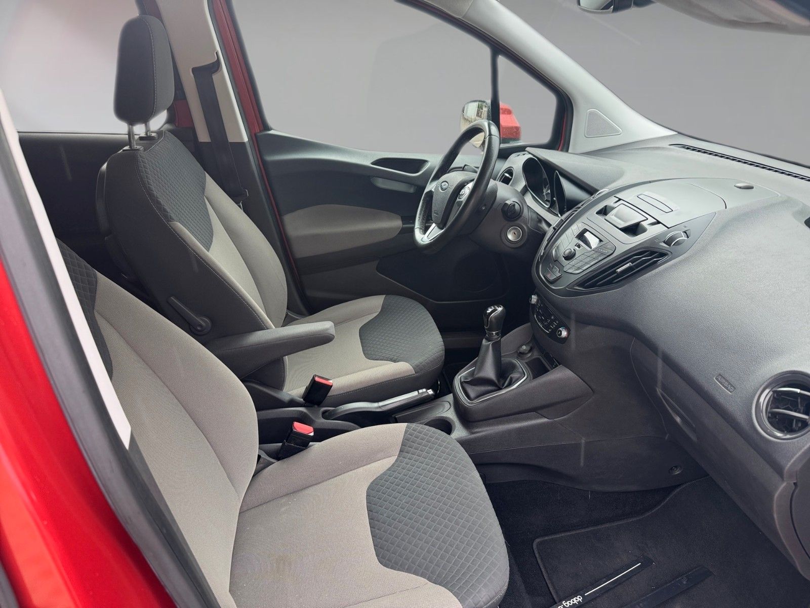 Ford Tourneo Courier Titanium – Bild 8