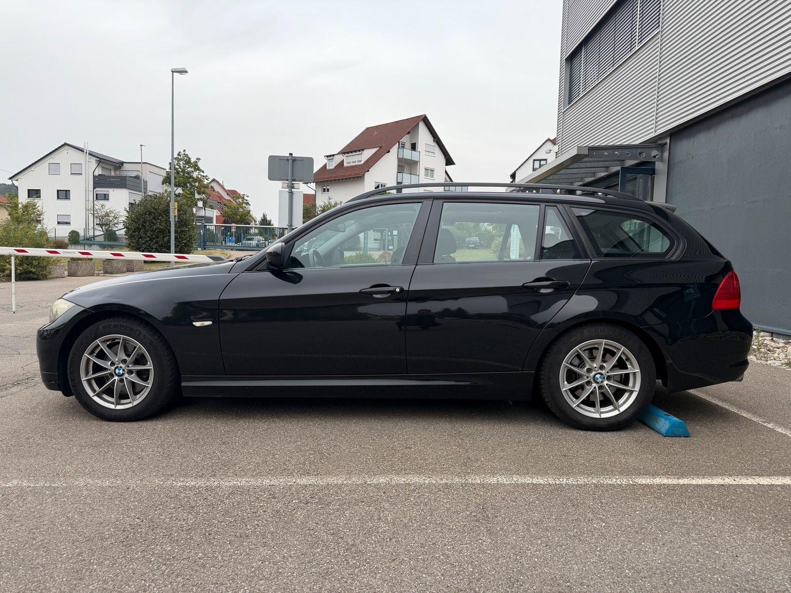 BMW 320 2009 — interior