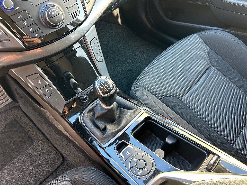 Fahrzeugabbildung Hyundai i40 KOMBI 2.0 GDI STYLE NAV+KAMERA+PDC GARANTIE+