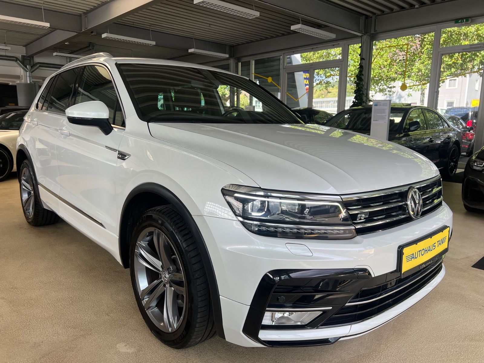 Fahrzeugabbildung Volkswagen Tiguan Highline 4Motion R line *HEAD-UP*MEMORY*