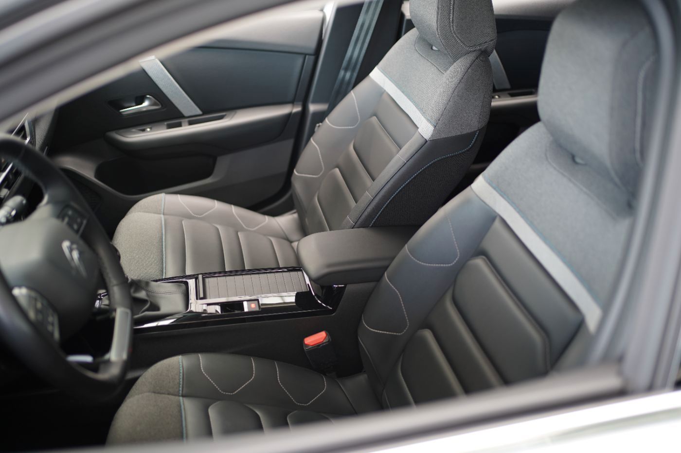 Fahrzeugabbildung Citroën C4 PureTech 130 Shine Kälte Paket Navi DAB Klima