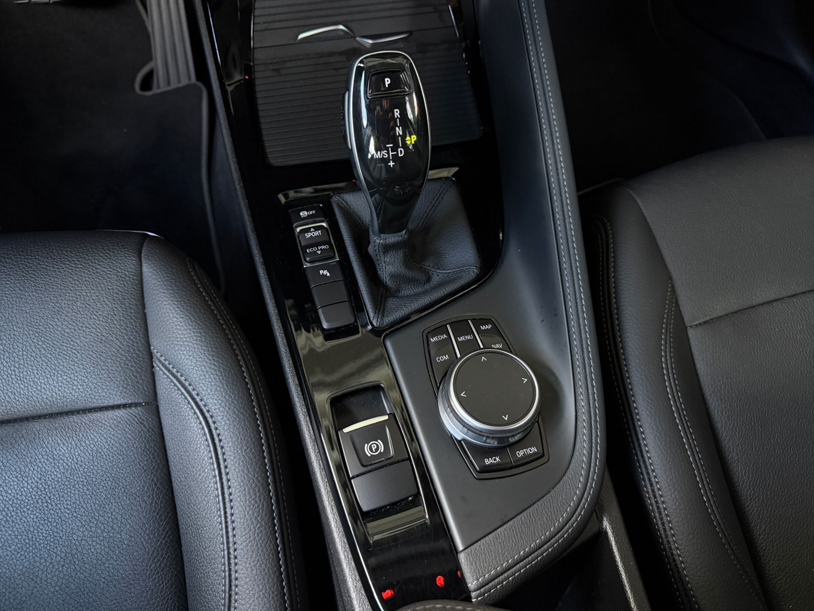 Fahrzeugabbildung BMW X2 sDrive 20 i HUD LEDER KAM LED 18"