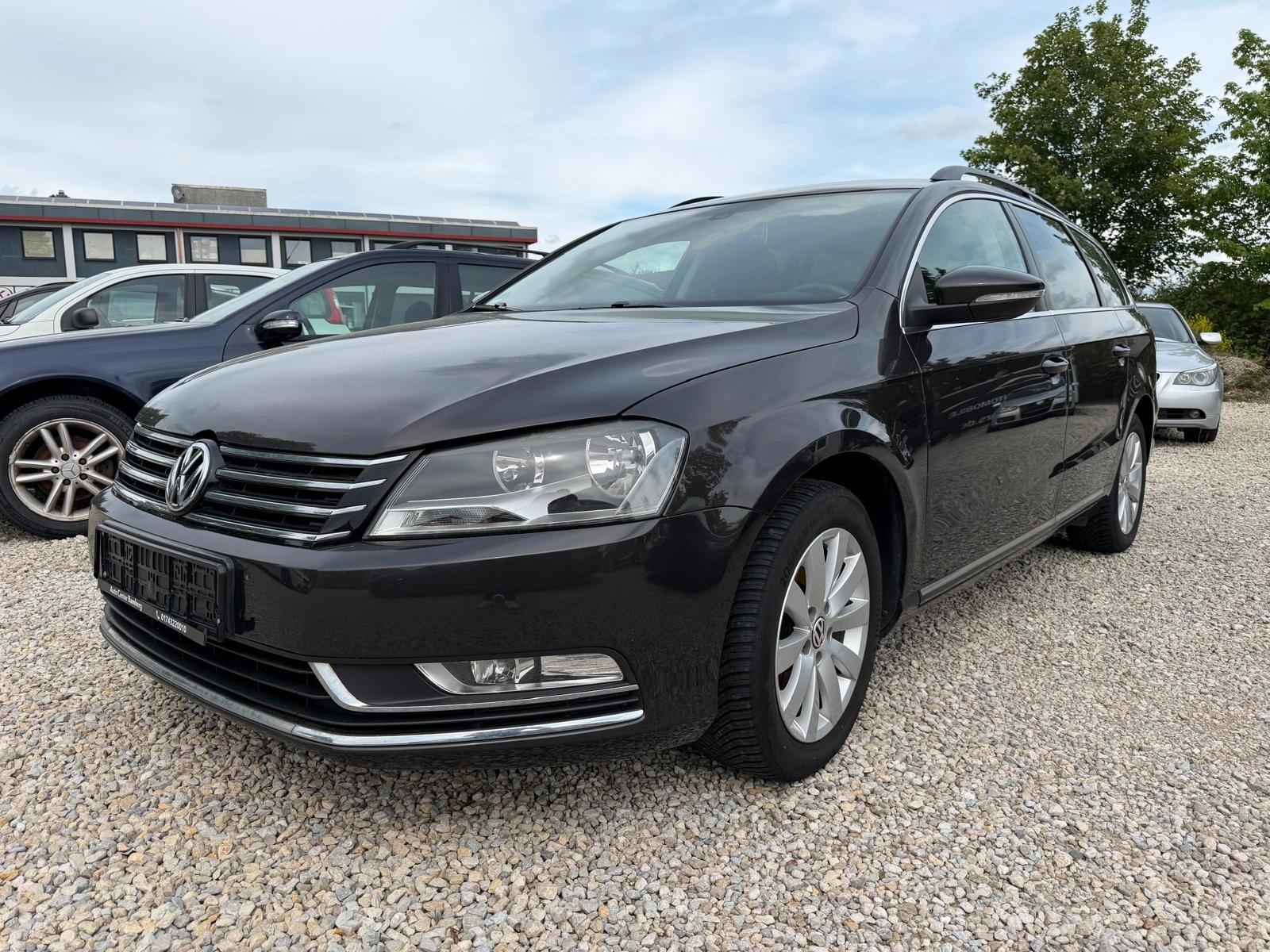 Volkswagen Passat 2011 — rear view