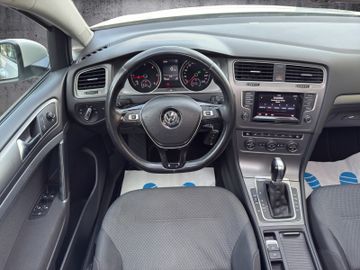 Volkswagen Golf VII Lim. 1.6 TDI DSG*PANO*XENON*PARKPILOT
