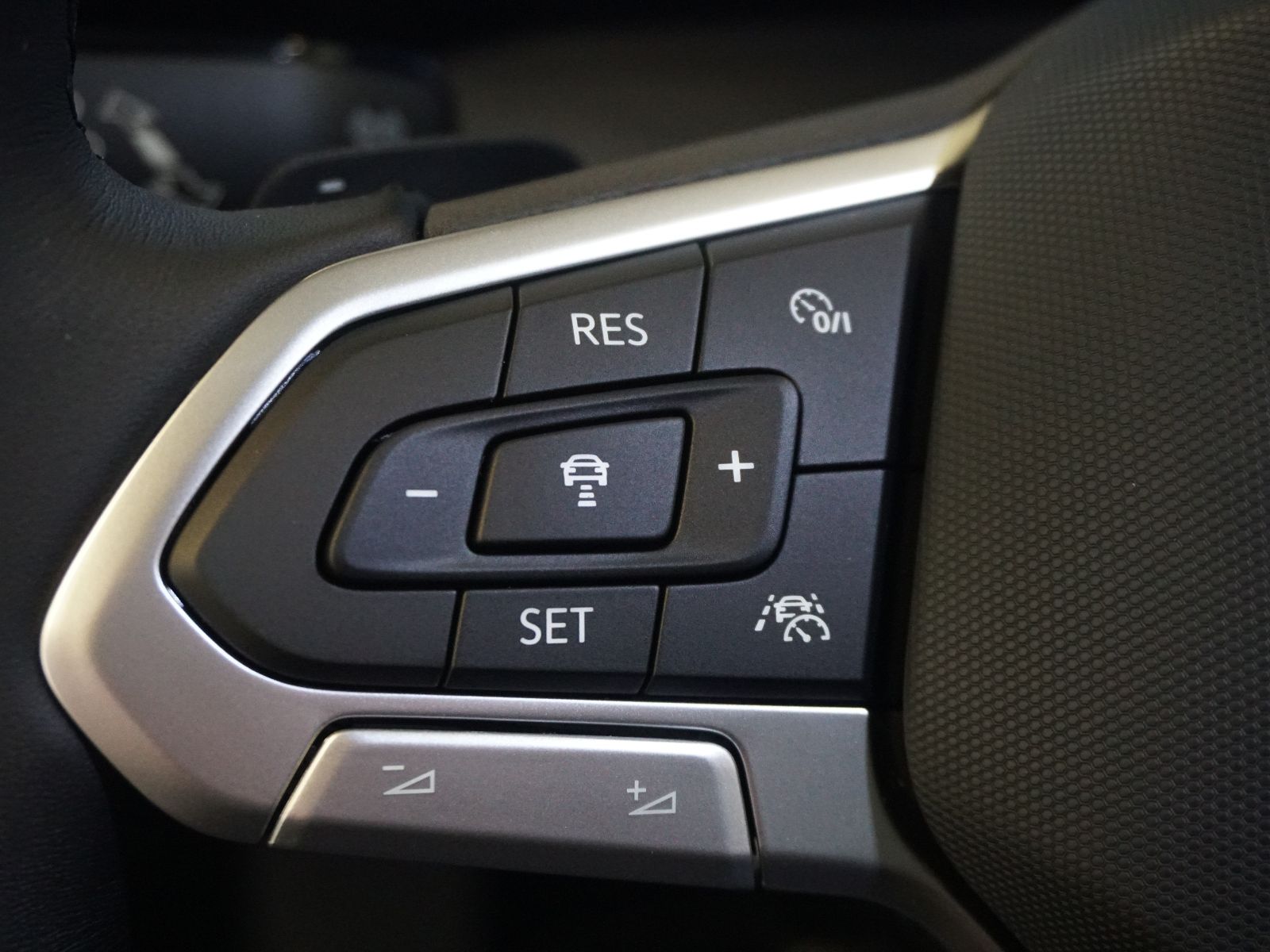 Fahrzeugabbildung Volkswagen Golf VIII Variant Style 1.5 eTSI DSG *AHK, LED,