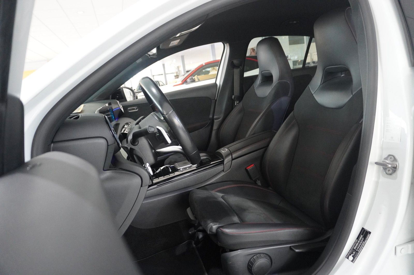 Fahrzeugabbildung Mercedes-Benz A 180 AMG LINE 7G-DCT NAVI/LED/VIRT./KAMERA/DAB+