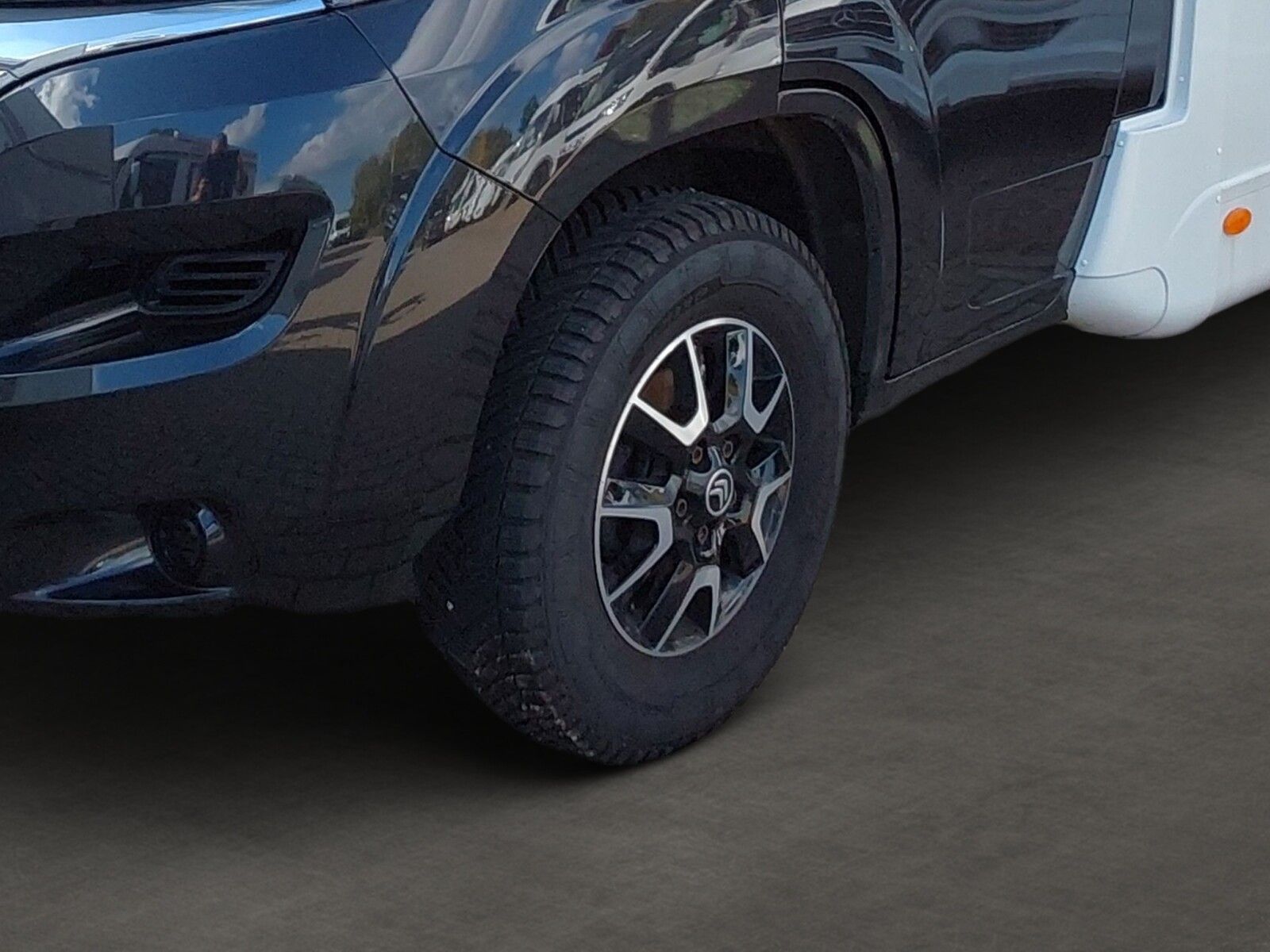 Fahrzeugabbildung Carado V 337 SAT, TV, Markise