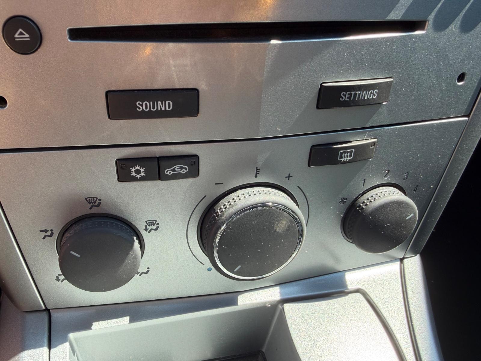 Opel Astra 2009 — photo 13