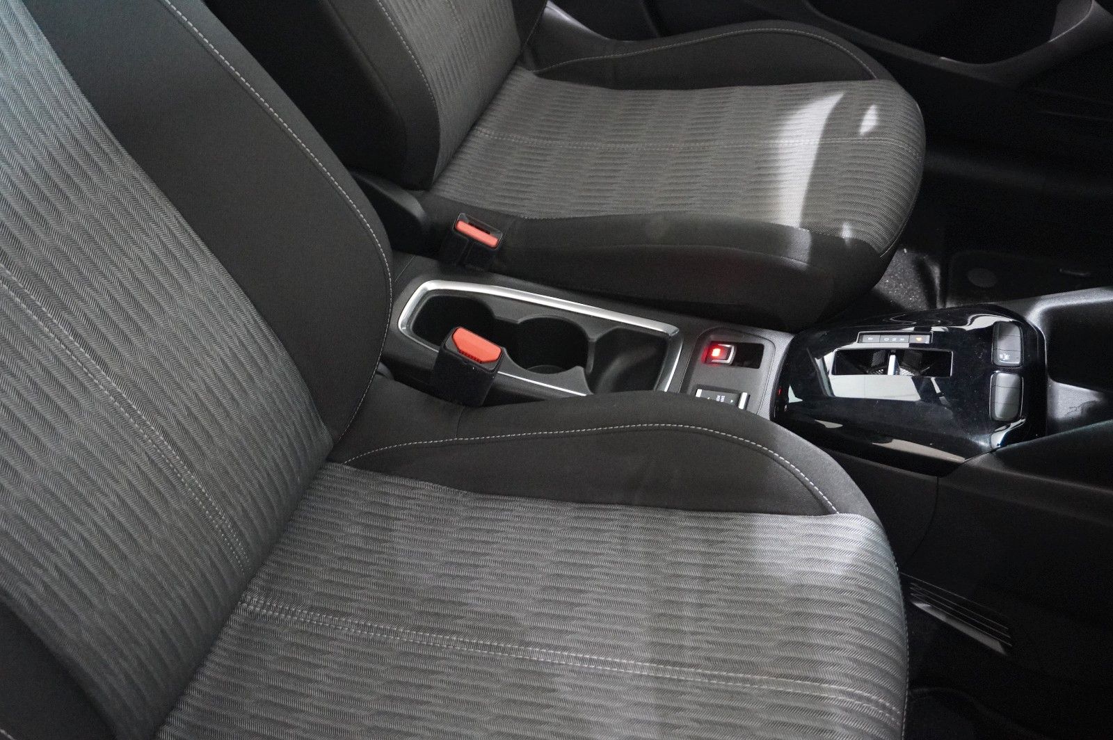 Fahrzeugabbildung Opel Corsa-e F EDITION 7KW NAVI/VIRT/TEMP/DAB/WÄRMEP.