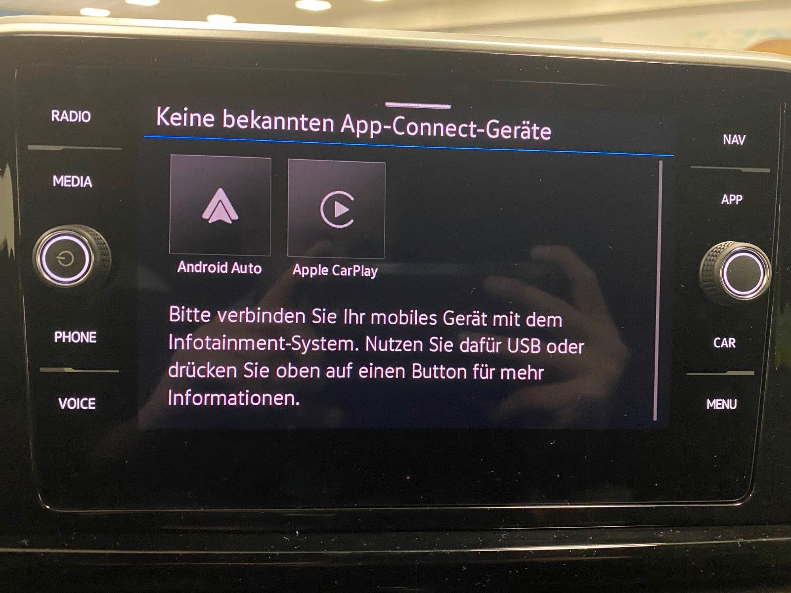 Fahrzeugabbildung Volkswagen T-Roc 1.5 TSI DSG R-Line+ACC+iQ Light MATRIX+18"