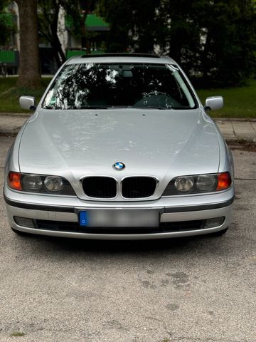 BMW E39 523I