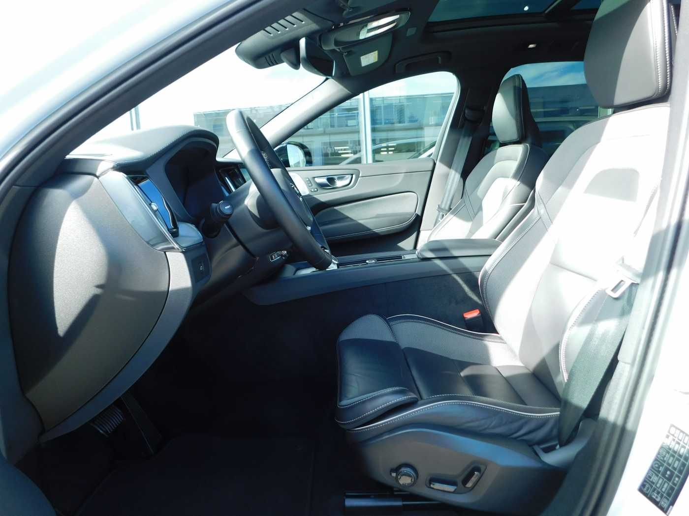 Fahrzeugabbildung Volvo XC60 Diesel B5 D AWD Ultimate Dark
