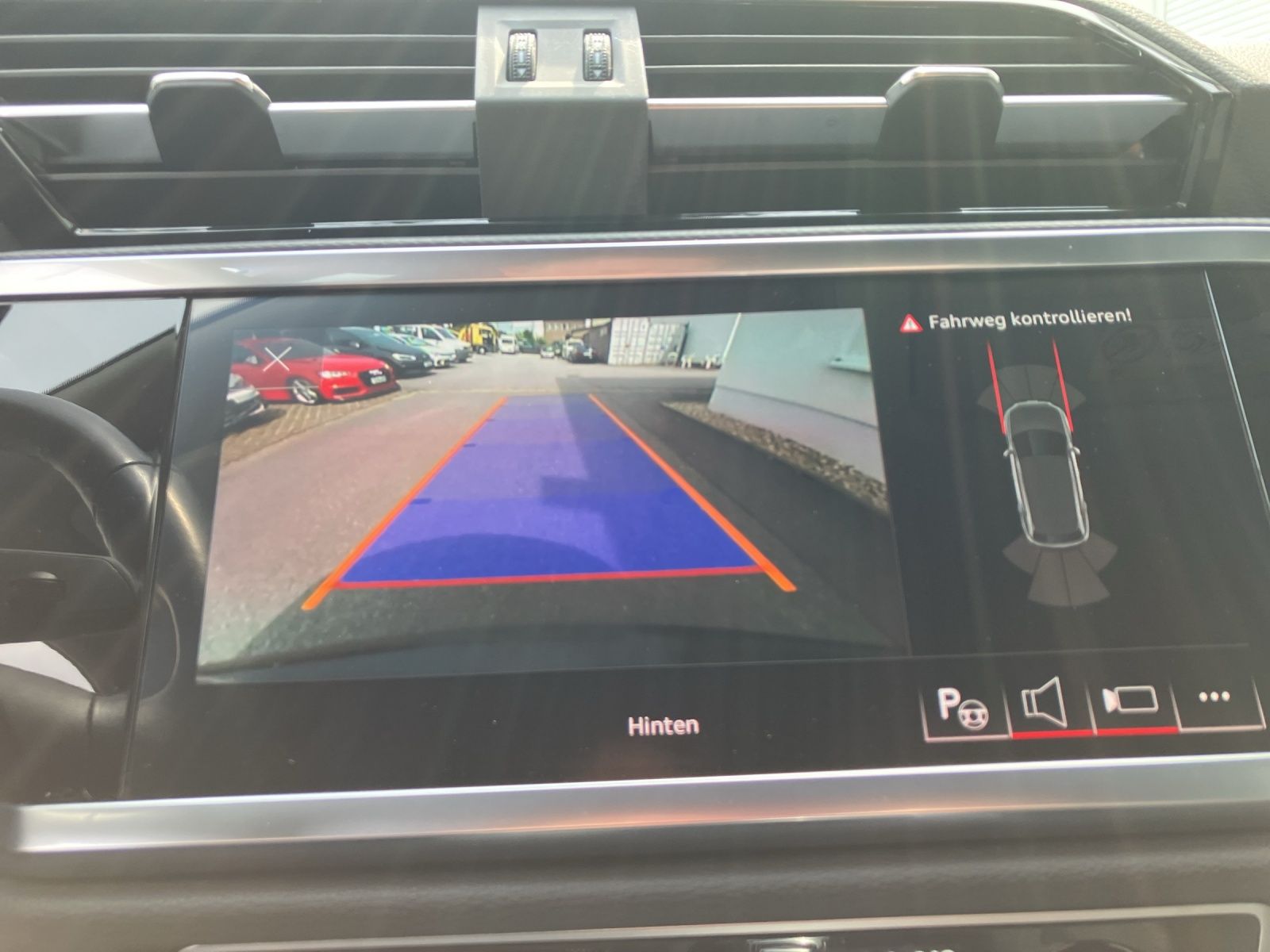 Fahrzeugabbildung Audi Q3 45 TFSI e MATRIX NAVI AHK RFK SHZ GRA