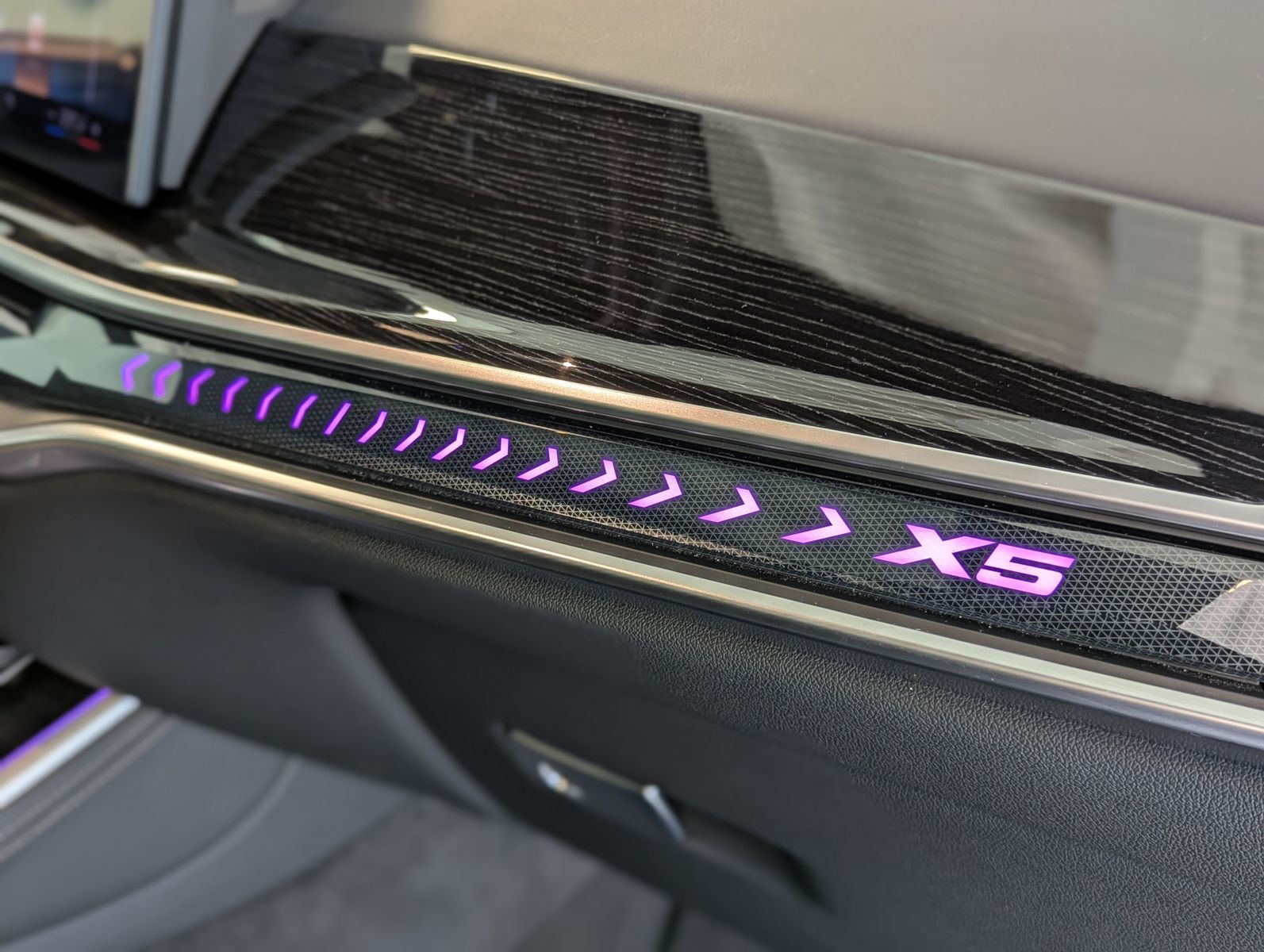 Fahrzeugabbildung BMW X5 40 d xD M-Sport Innov. Travel Merino AHK 21"