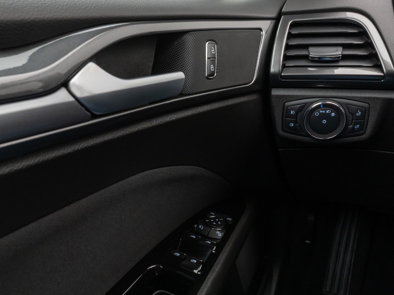 Fahrzeugabbildung Ford Mondeo Turnier Titanium Kamera AHK Winter 8fach