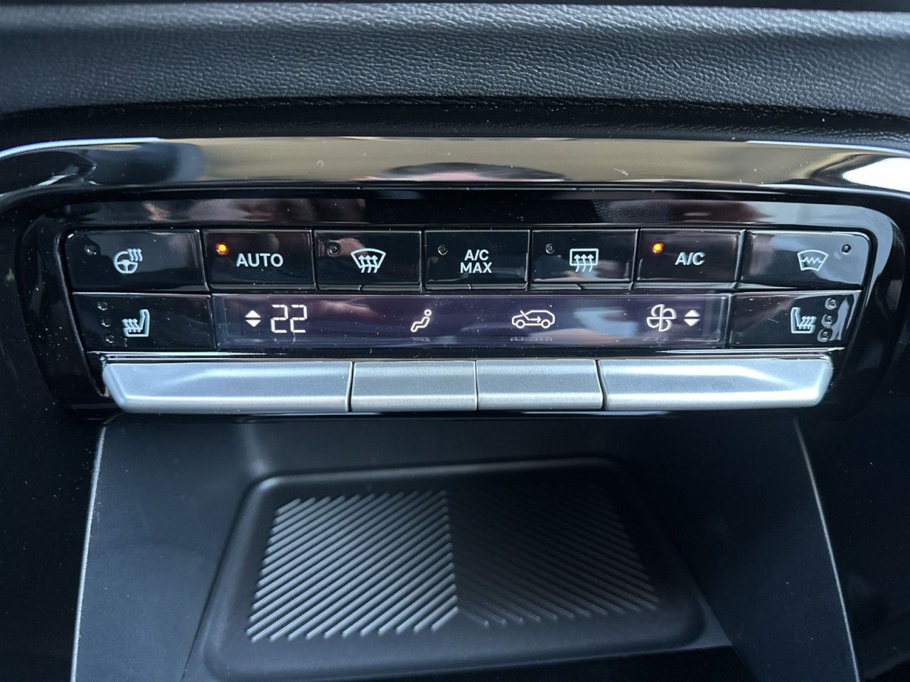 Fahrzeugabbildung Citroën C3 Aircross Turbo 100 PLUS - mit KI generiert/bearbeitet