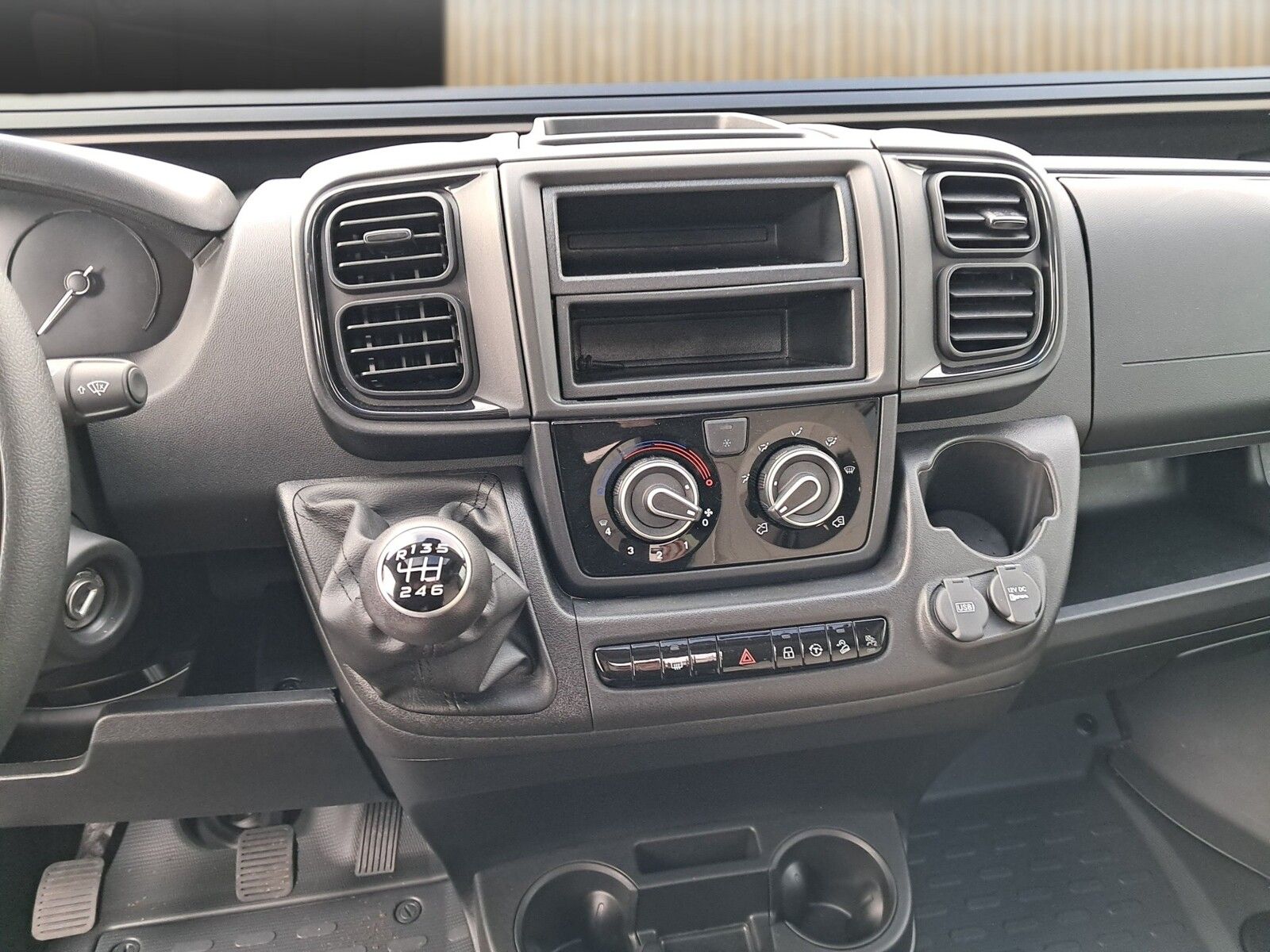 Fahrzeugabbildung Karmann Dexter DE 625  Captain-Chair-Sitze, RFK