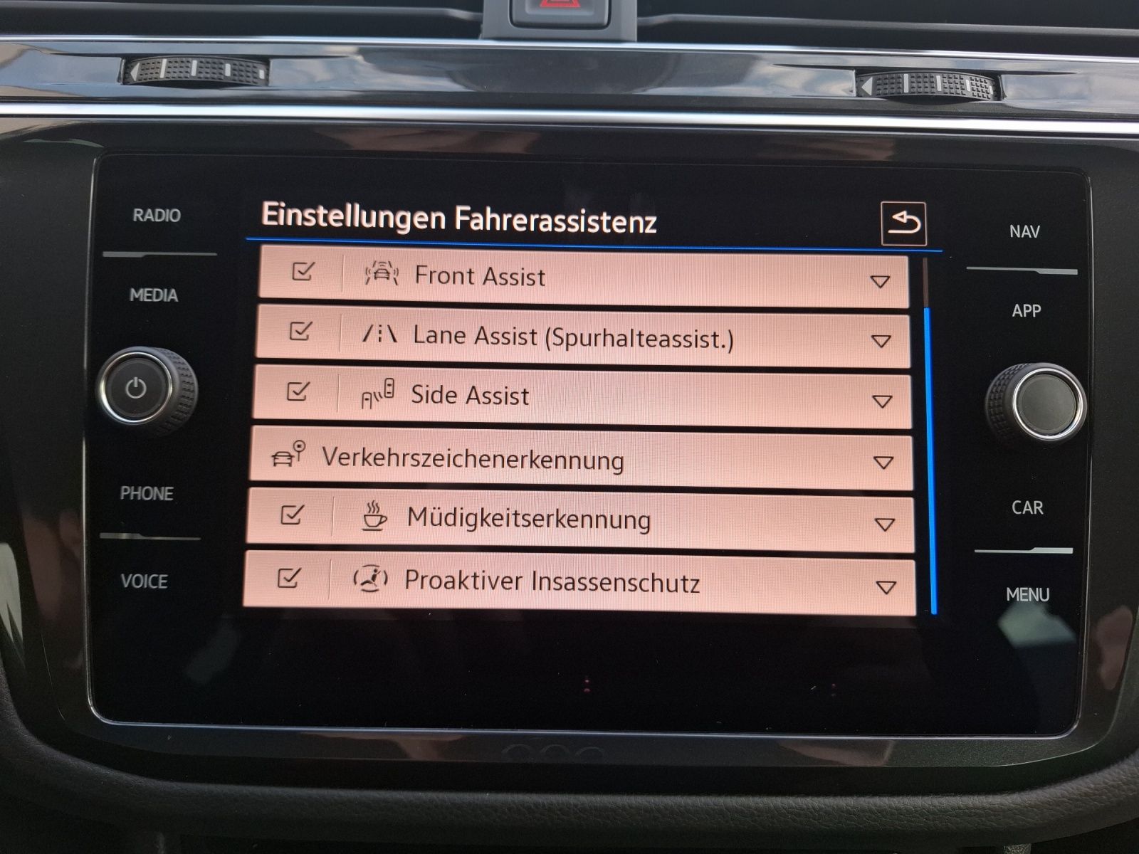 Fahrzeugabbildung Volkswagen Tiguan TDI Active DSG Standhzg Matrix Navi ACC P
