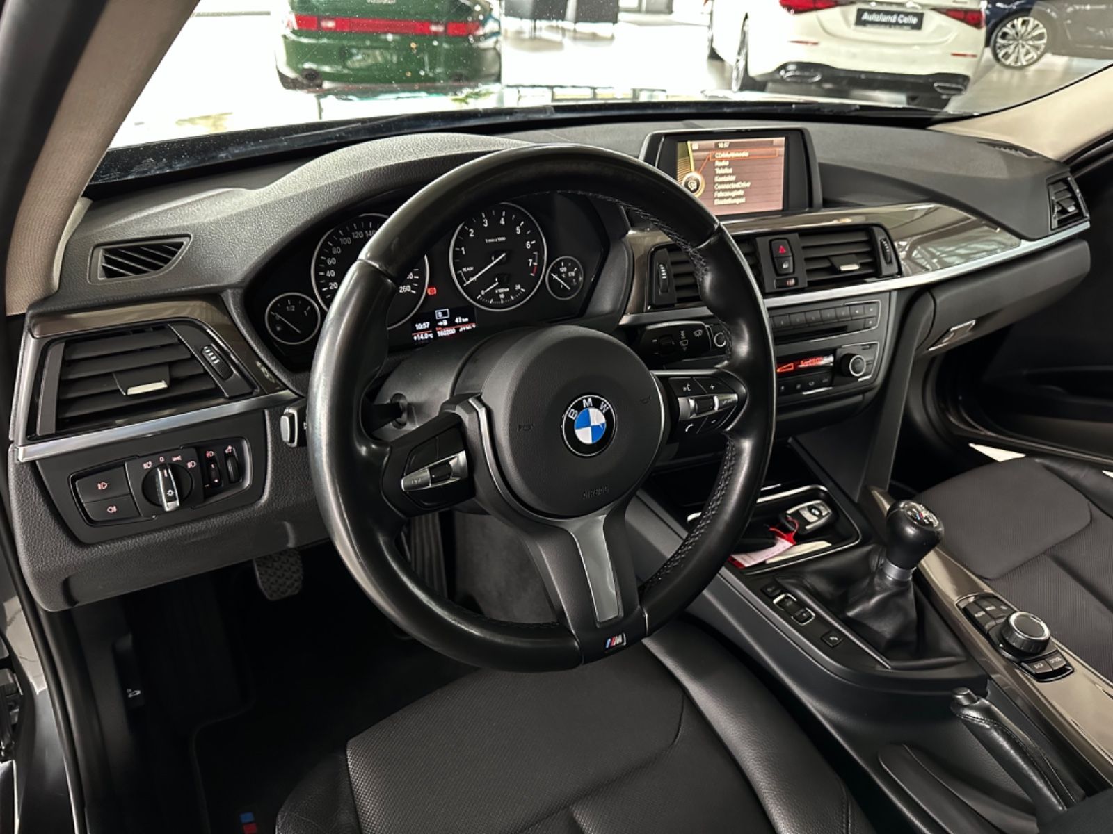 Fahrzeugabbildung BMW 320i Modern Line Glasdach PDC Klimaautomatik