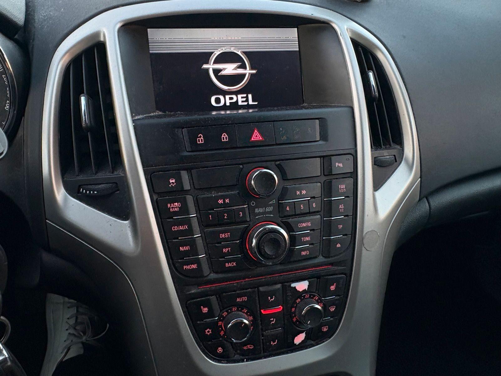 Opel Astra 2013 — фото 12