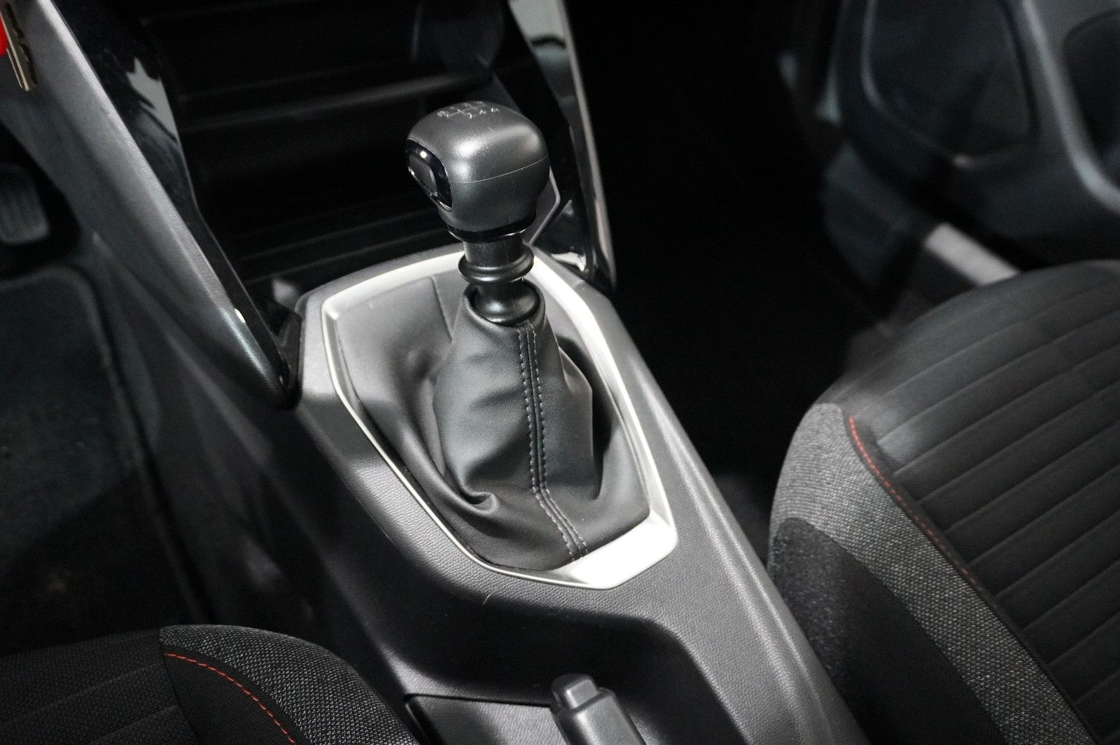 Fahrzeugabbildung Peugeot 2008 1.2 PURETECH NAVI/SHZ/KAMERA/TEMP/DAB+