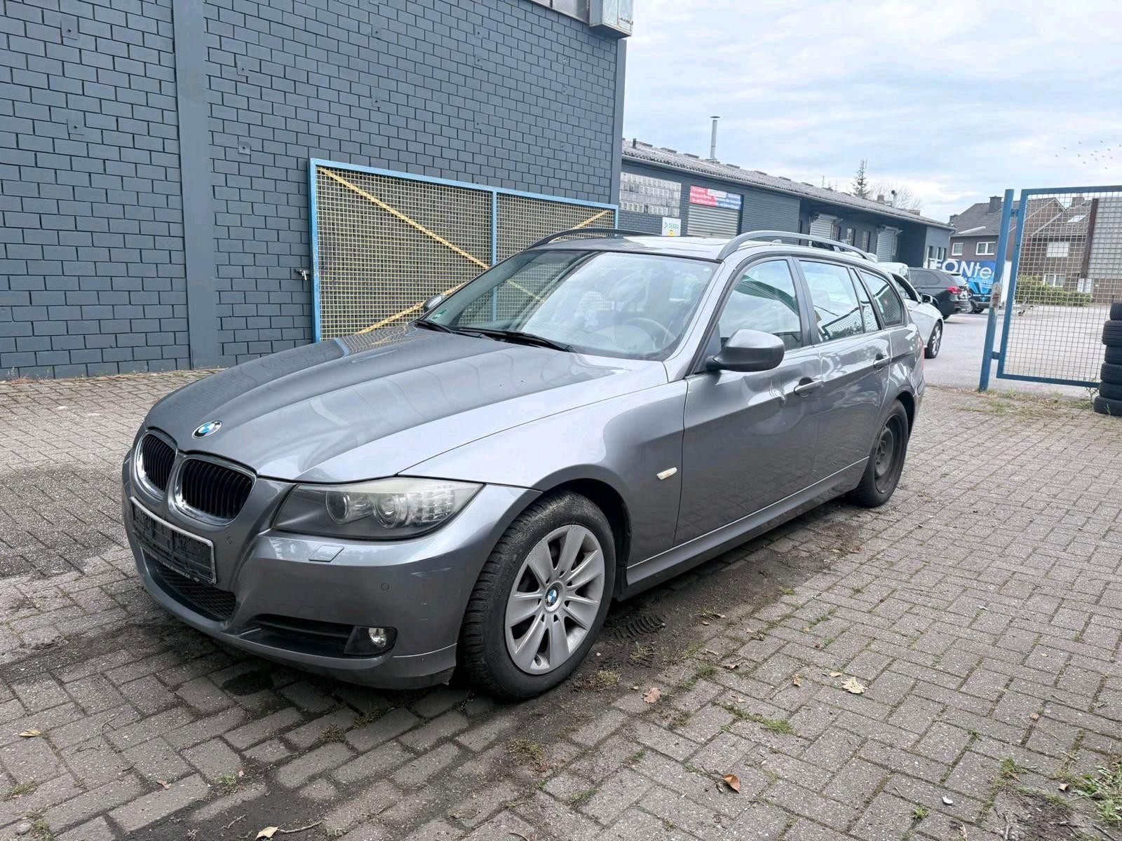 BMW 318 2010 — rear view