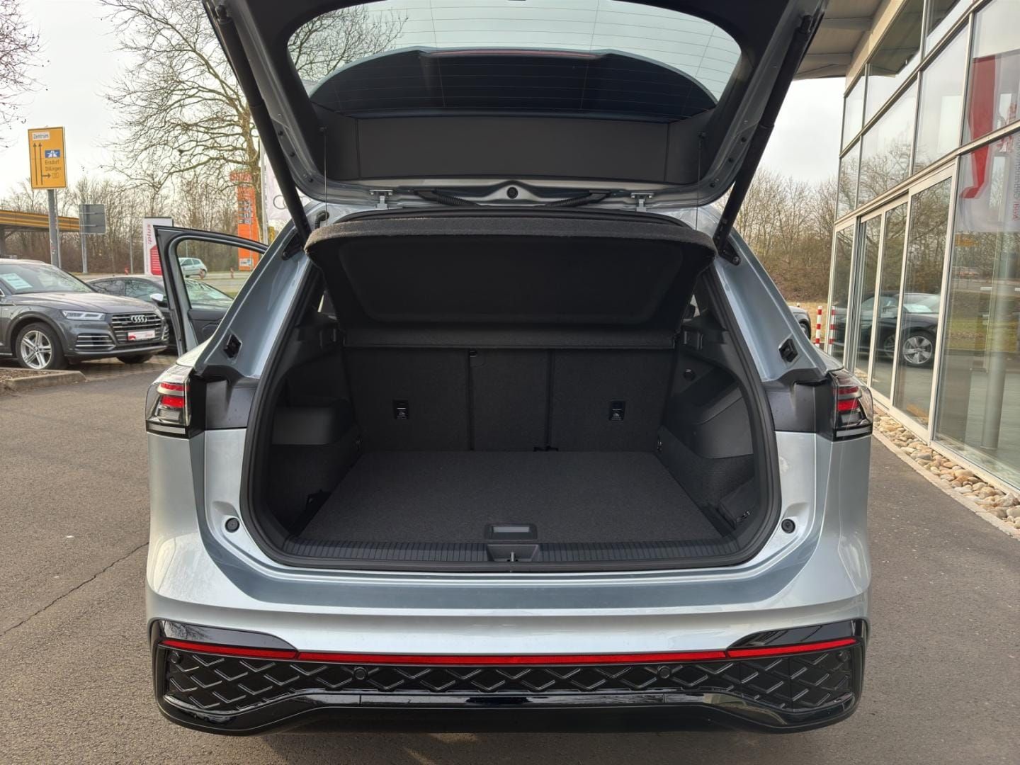 Fahrzeugabbildung Volkswagen Tiguan R-Line R-Line,AHK,Pano-Dach,Soundsystem,M