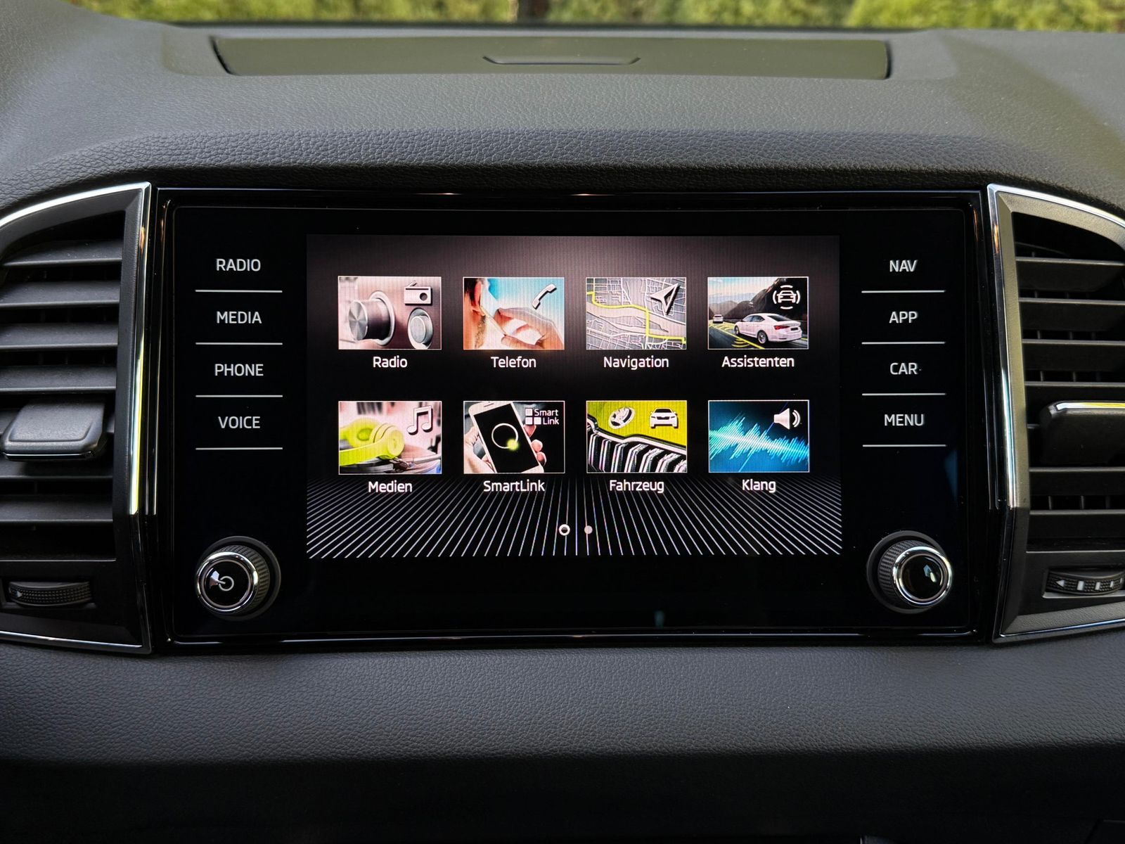 Fahrzeugabbildung SKODA Karoq 1.5 TSI Ambition LED+KAMERA+VIRT+CARPL+DAB