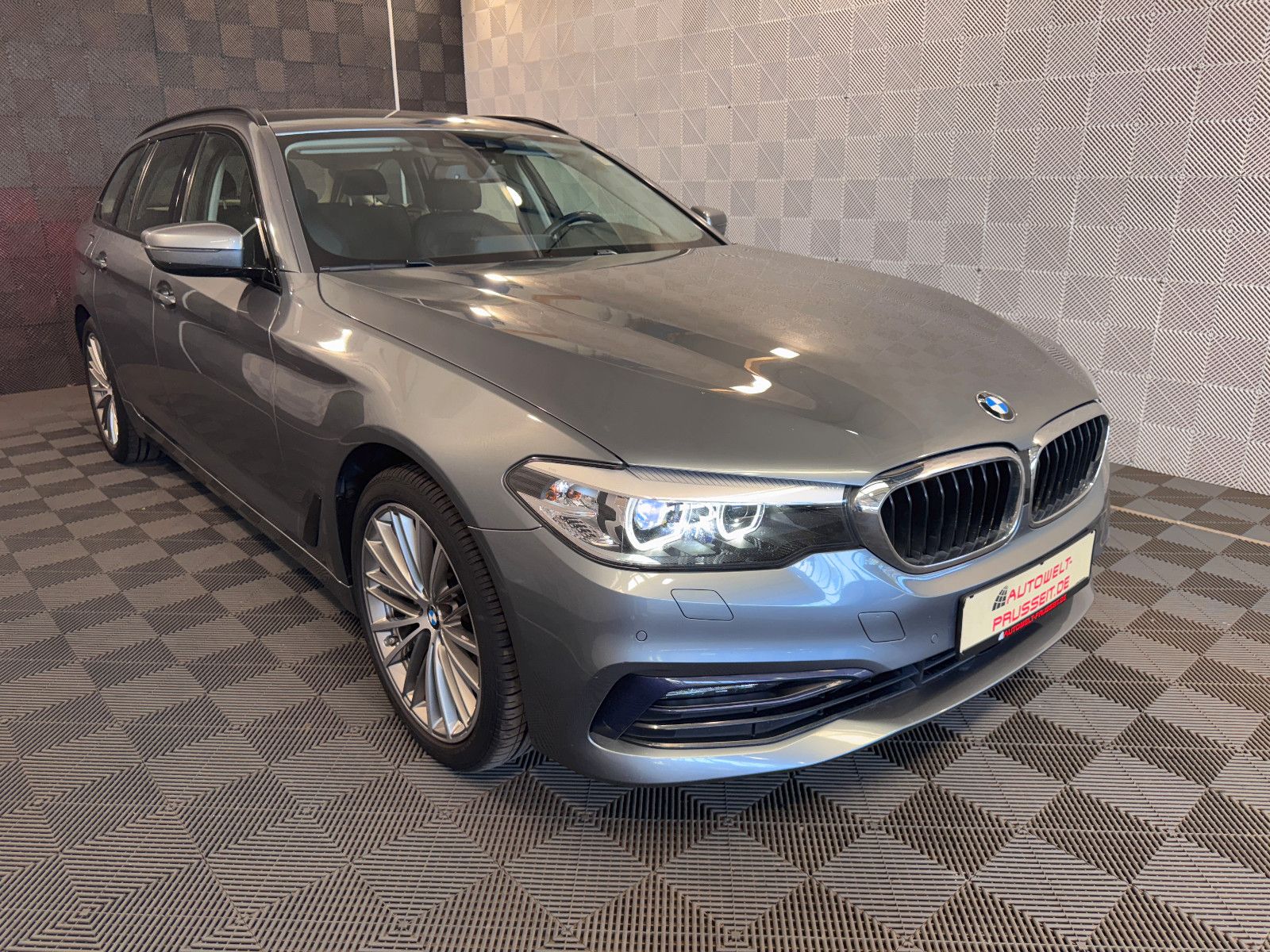 Gebrauchtwagen BMW 520 520d Touring*SPORT LINE*TEMPO-KLIMA-SHZ-LED-19" in Horb am Neckar