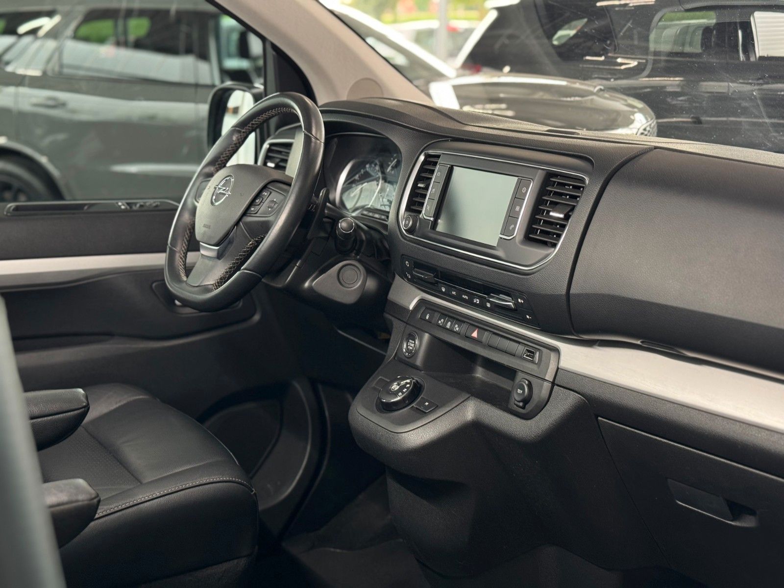 Fahrzeugabbildung Opel Vivaro 2.0 CDTI Automatik Zafira Life "AHK PANO"