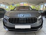 Skoda Superb Combi Selection 1.5 eTSI mHEV OPF DSG - mit Benzin-Antrieb: Grau, Sitzheizung, Kombi