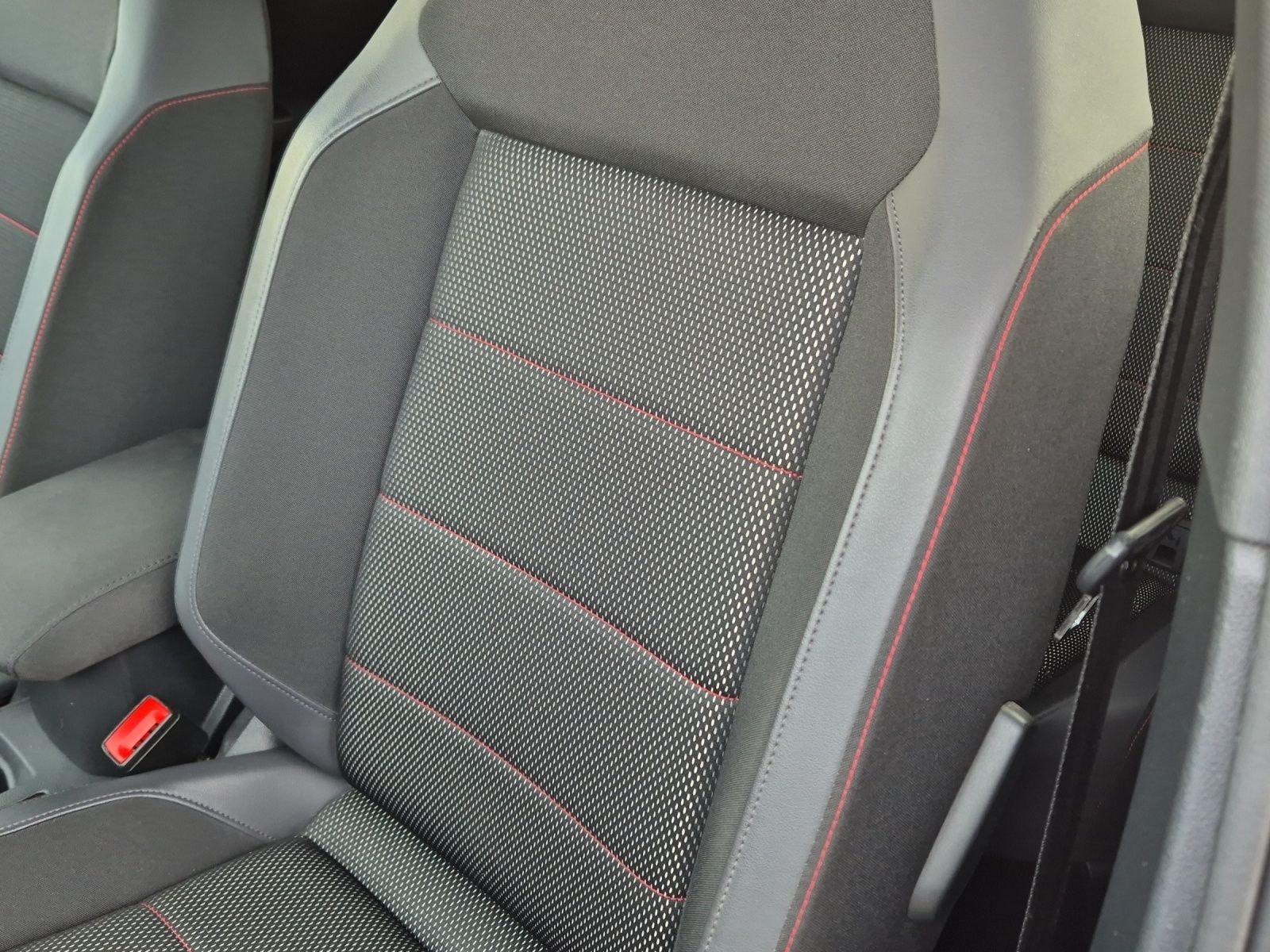 Fahrzeugabbildung Volkswagen T-Roc 1.5 TSI Sport LED Navi