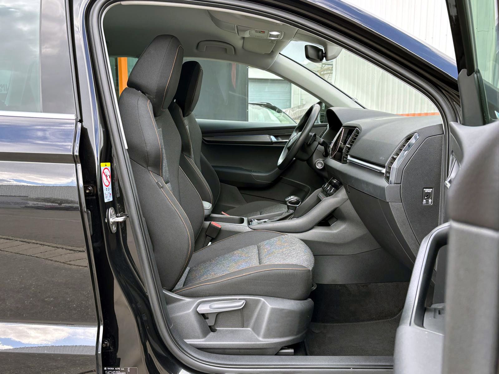 Fahrzeugabbildung SKODA Karoq 2.0TDI DSG 4x4 CLEVER LED ACC KAM AHK SHZ
